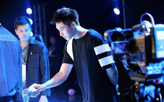 黄景瑜|黄景瑜:16岁辍学打工,半路出道红透半边天,从不在父母面前流泪