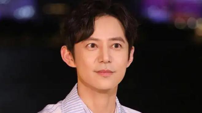 预告片|辞职风波后，何炅现身餐厅招呼粉丝，脚上鞋子被扒全是“小心机”