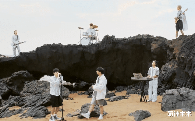 男团|乐华新男团曝光颜值不过关，韩式浓妆身材五五分，成员还有啤酒肚