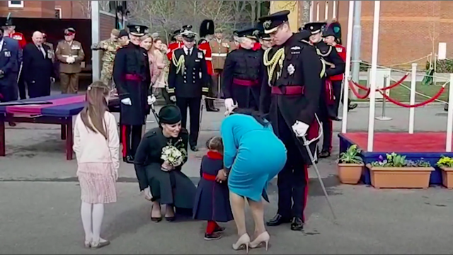 威廉|威廉凯特盛装亮相圣·帕特里克节,小萌娃却被王子的制服魅力征服