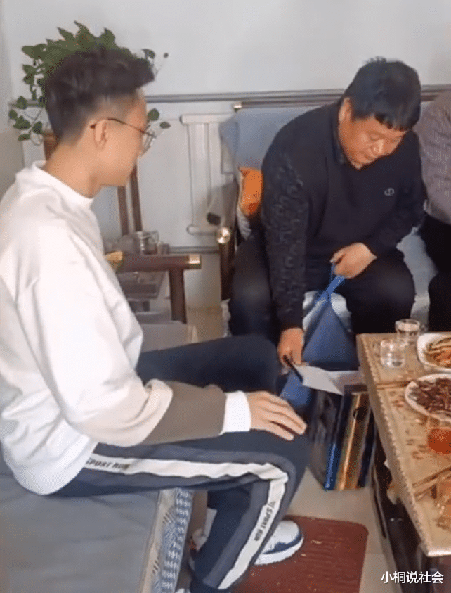 山东一女生第1次带男朋友回家,家人准备近30道菜品摆满整桌