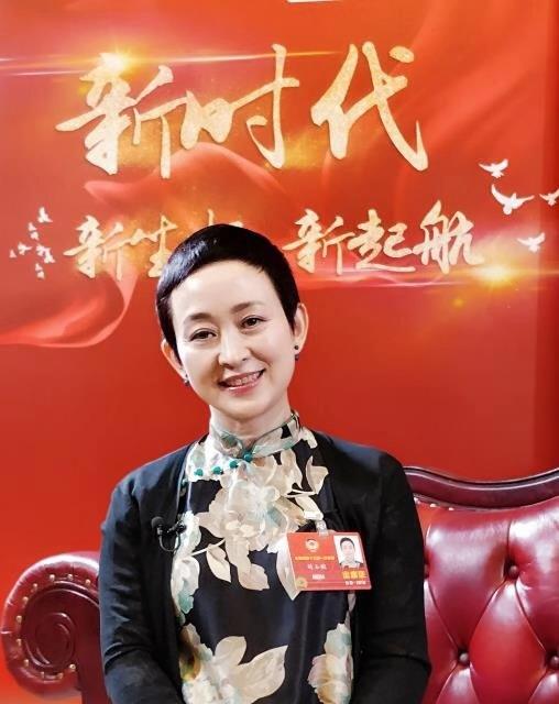 张铁林|张铁林携女友跟张铁林聚会,刘玉婉短发气质出众,邓婕老态真实
