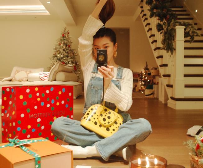 程晓玥|程晓玥近照孕肚凸显，晒人生中首个爱马仕包，订婚后仍住自己豪宅