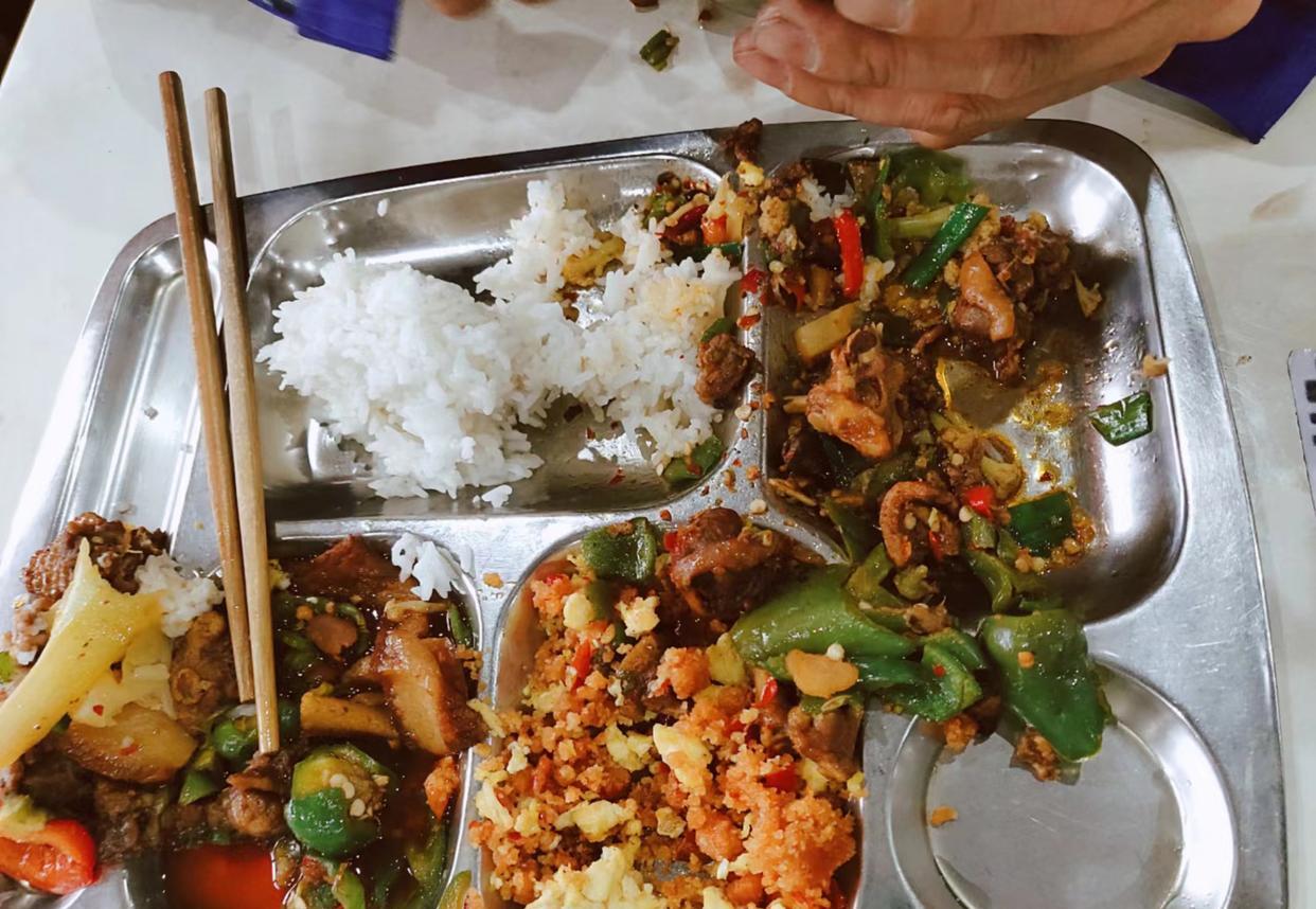 “食堂交给老板丈母娘后,1年用不完1桶油”,小伙吐槽食堂走红