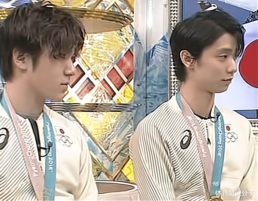 羽生结弦|不帮队友还看热闹！羽生结弦捂脸笑得停不下来，宇野昌磨尴尬了