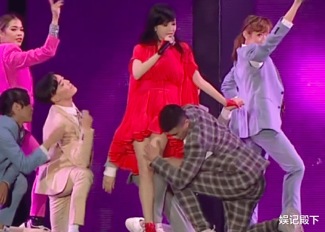 周慧敏|五十多岁还这么会玩？周慧敏舞台再跳辣舞，俩男伴当众抚摸其大腿