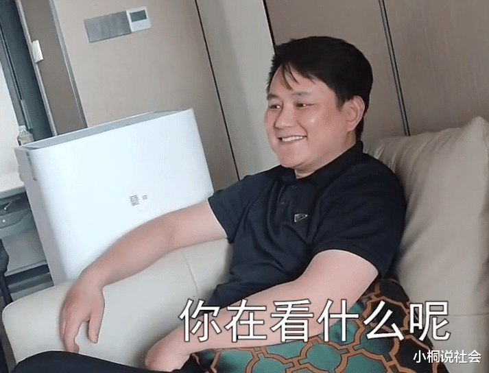 郑欣宜|江苏女子晒老公追星王心凌场面,嘴角上扬一脸痴迷,让人哭笑不得