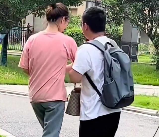 男子蹲地给女友系鞋带,被妈妈发现拉着女友就走,母亲:白养了
