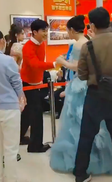 春晚|央视春晚精彩幕后:成龙和小47岁女星合影,杨紫和苏有朋后台热聊