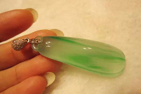 翡翠|高档翡翠「金丝种」，与普通的飘绿翡翠有什么区别？