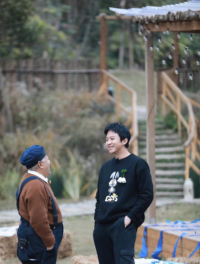 邓超孙俪夫妇拍戏被网友偶遇,超哥短裤配拖鞋,丝毫没有偶像包袱