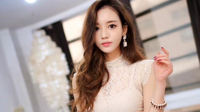 在地铁上遇到的美女，果然爱笑的妹子很有气质