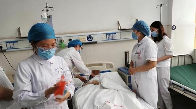 案例:情人在公园约会被发现,女子钻墙洞卡在墙中,事后酿成悲剧