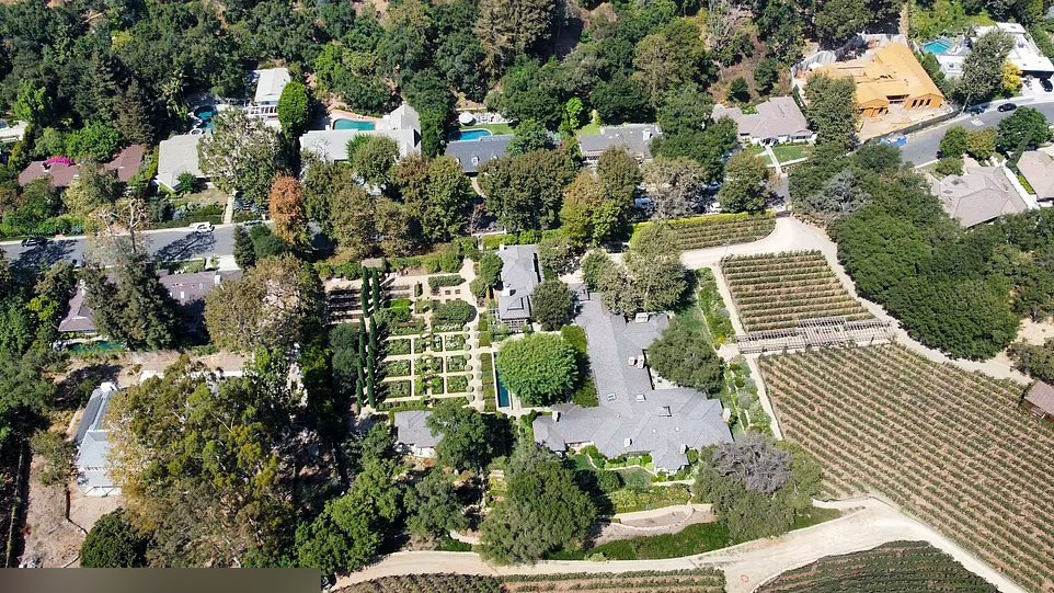 默多克|91岁默多克分家产后，瑞莉首度返回昔日爱巢，涂大红唇逗留6小时