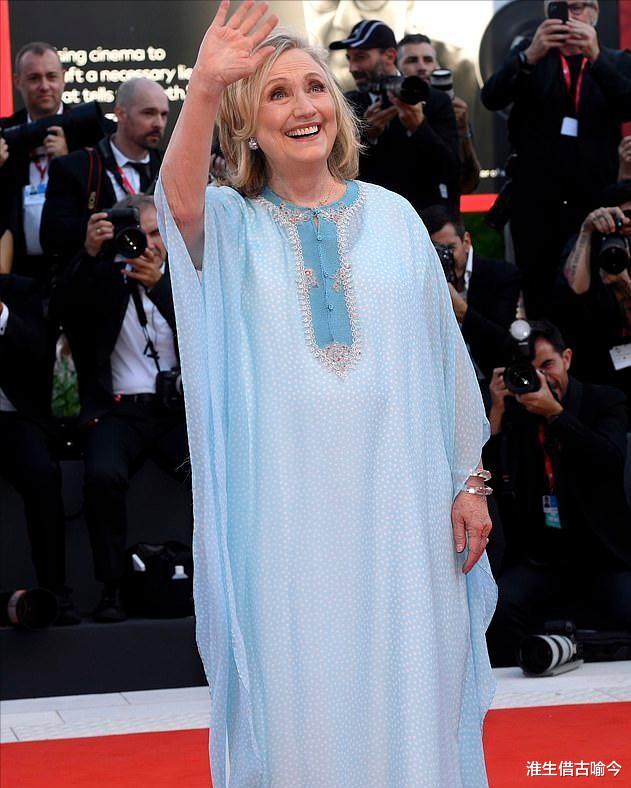 希拉里|希拉里年轻时靠美貌征服克林顿,如今74岁走红毯好臃肿,成胖大妈