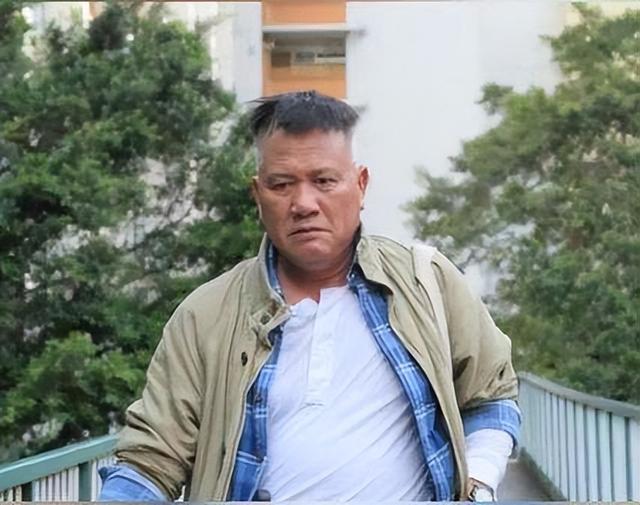 万梓良|万梓良参加商演,65岁仍要赚钱养家,腿脚不好险些摔倒