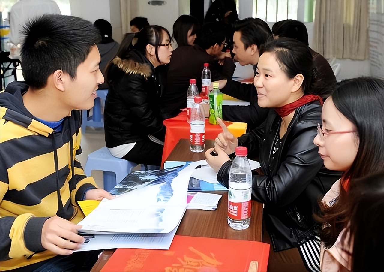 大学生|大学毕业后，不如去月饼厂混日子？一段内部视频流出引发羡慕