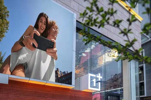 一加科技|一加胖达白经典白色款回归全球最大线下体验店落地印度班加罗尔