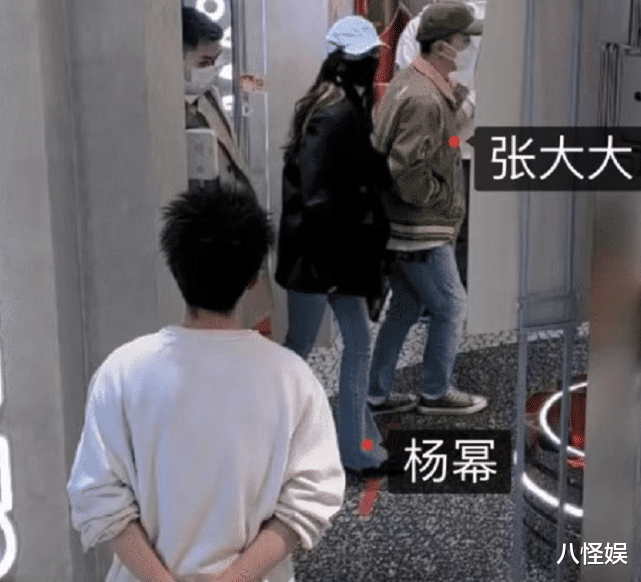 姐姐|杨幂晒春游照,张大大一同出行,因站船板拍照被工作人员用喇叭喊