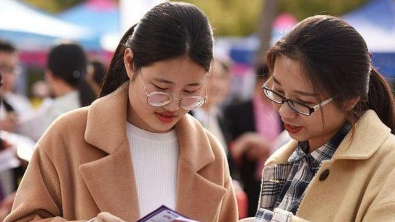 高考|一大批22届本科毕业生，进厂拧螺丝，“读书无用论”再度风起云涌