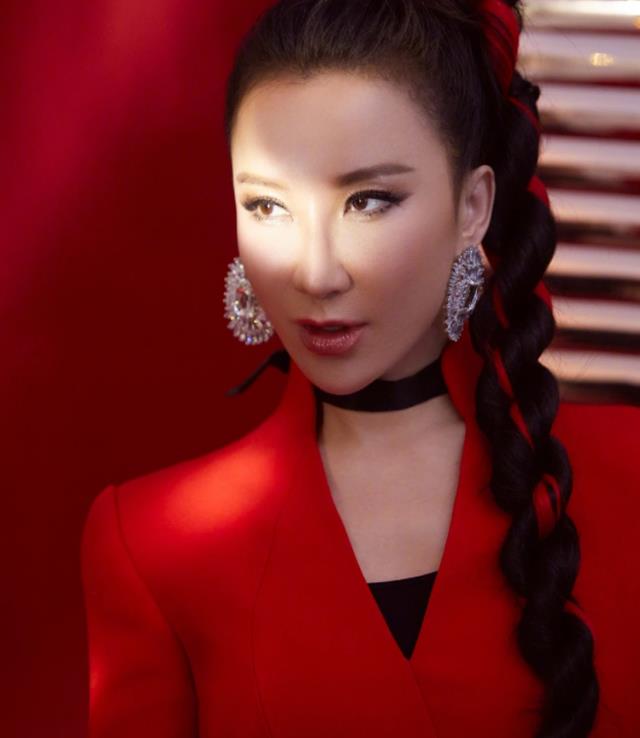 春晚|47岁李玟春晚节目被指面容僵硬!起床照反击网民,雀斑脸极大反差