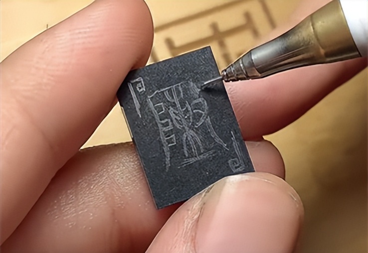 翡翠|大万买的翡翠原石切出墨翠,从原石到成品设计起货蜕变全过程