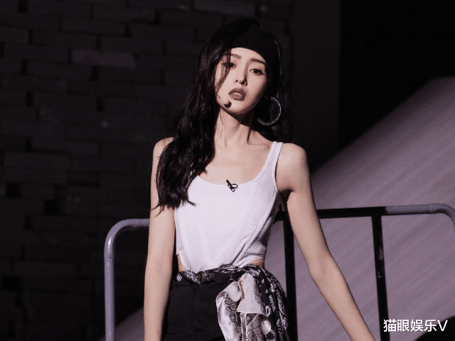 张天爱|浪姐一公舞台太精彩，张天爱翻跟头踩坏地板，王紫璇跪地膝盖磕伤