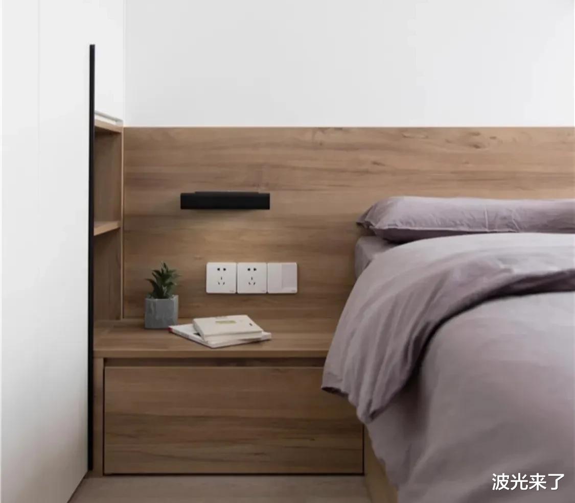 装修还买传统床头柜吗？早就过时了，现在年轻人都流行这样装