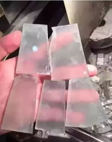 翡翠|如夜明珠般的玻璃种原石,全拿来车珠子了,100万也要打水漂!