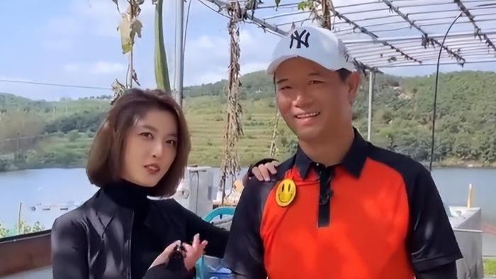 |聂小雨晒雪地美照，“胸前系扣”款裙子引争议，网友：不如不穿