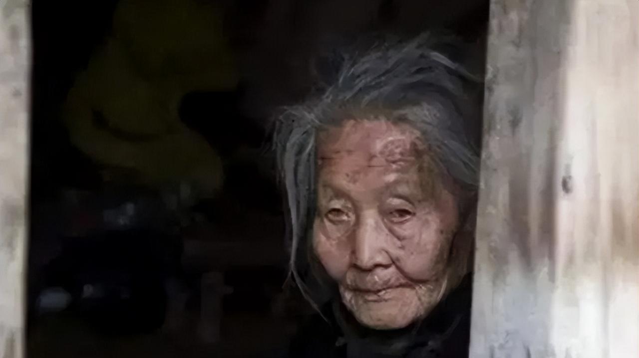 2018年,84岁老人去世,生前咸菜米粥度日,死后家中发现现金97万