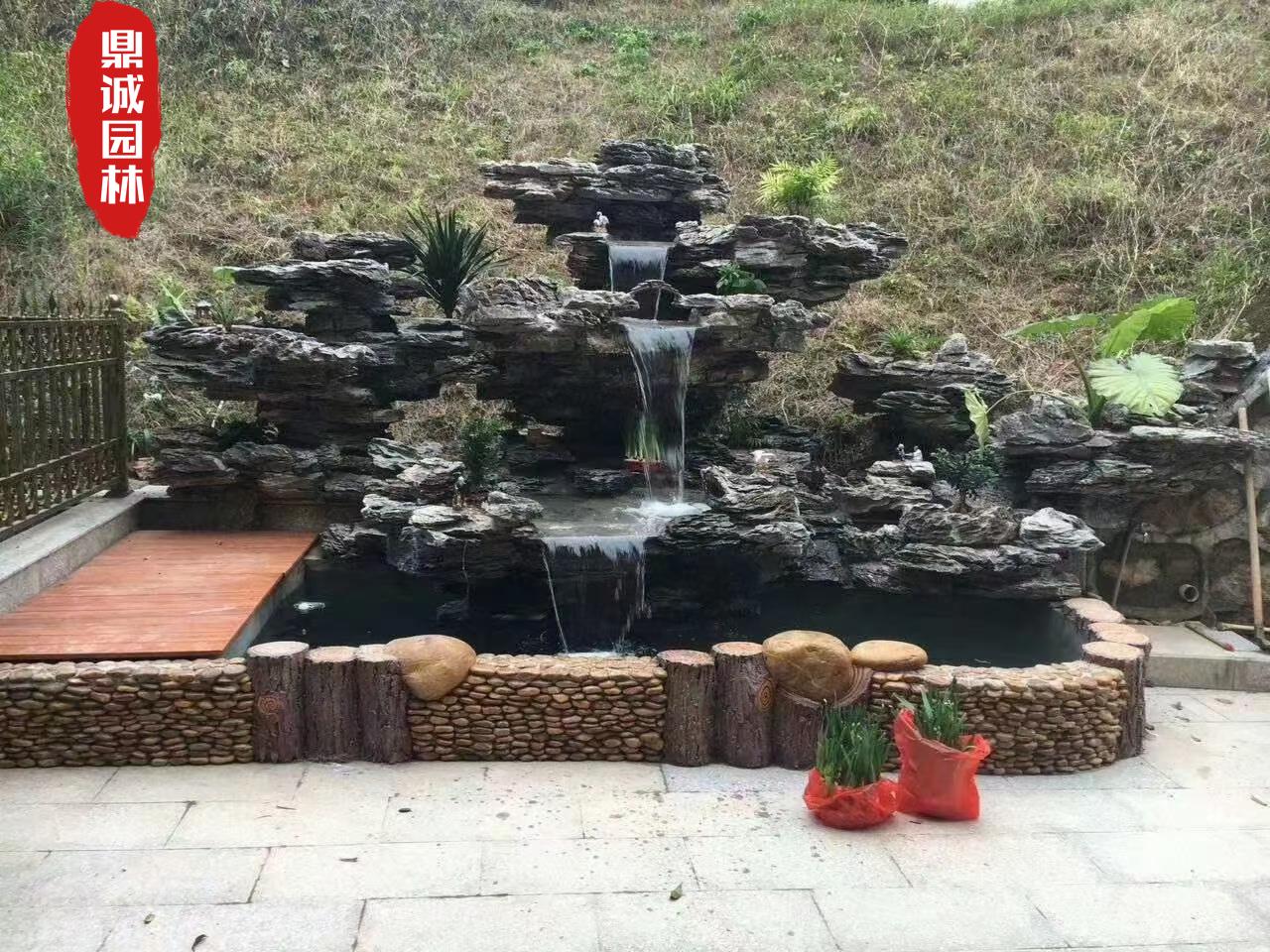 英石叠石堆砌这样的庭院假山流水,一种“风生水起”的感觉