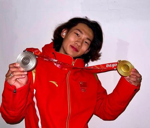 苏翊鸣|苏翊鸣晒父母照片!妈妈青春靓丽美丽动人,老爸头发花白老态明显