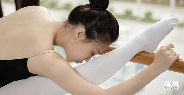 李嘉欣|49岁李嘉欣大胆秀恩爱！应酬生图遭曝光，网友：美人毁于发胖