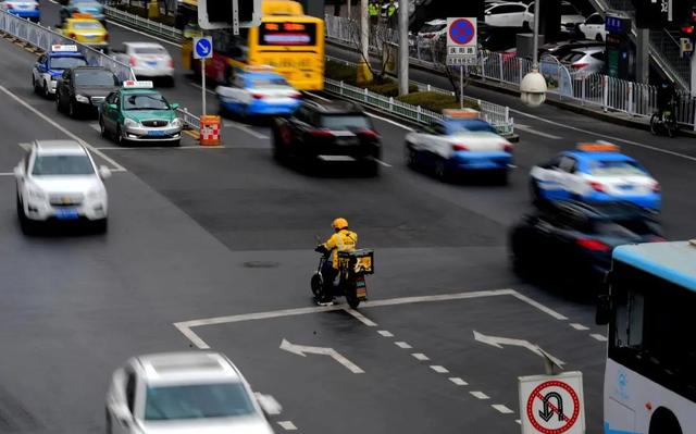 客服|10年后，送外卖为何还是一份好职业？