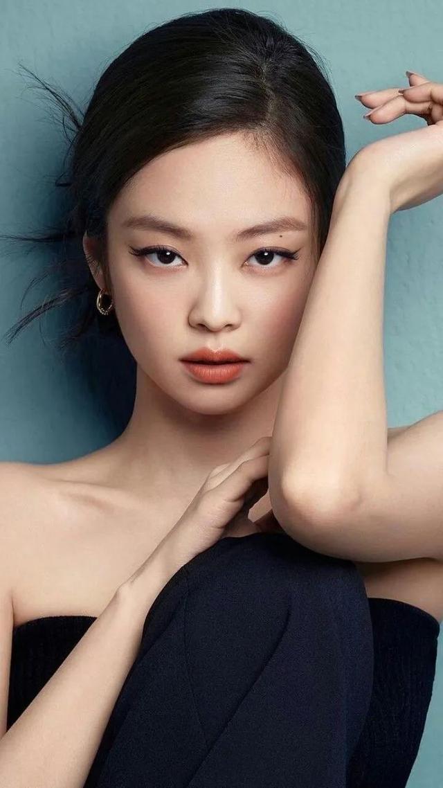眼线 这是一篇《春节妆容日历》,没来得及美甲、种睫毛的……这篇帮你们“扳回一城”