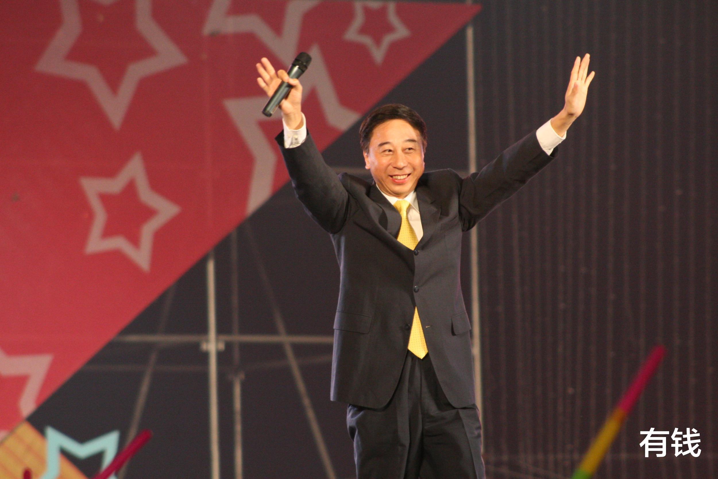 小泡芙|64岁冯巩大雪天遛狗，首度回应不加盟央视春晚，将在仨地方台亮相