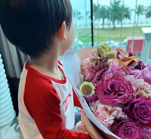 李小冉|周丽淇晒三代同堂照，感谢老公傅程鹏送惊喜引争议，不被网友看好