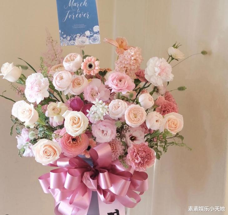 顾魏|孙艺珍玄彬婚礼举行:粉丝赶往婚礼举行地,送各种新婚卡片和祝福