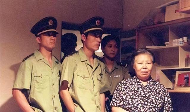 白宝山情人被判12年,出狱后记者问及白宝山,她含泪说了八个字