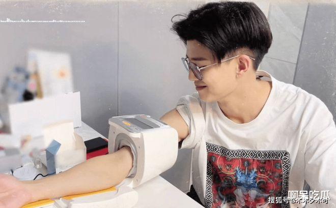 任嘉伦|任嘉伦近照曝光,戴眼镜量血压,全程紧张到不敢说话