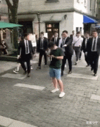 明星|让助理跪着换鞋、跪着撑伞，明星“高人一等”的待遇，越来越荒唐