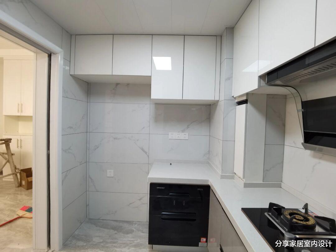 硬装完工,放弃木工师傅选择全屋定制很满意,铺贴灰色瓷砖很机智