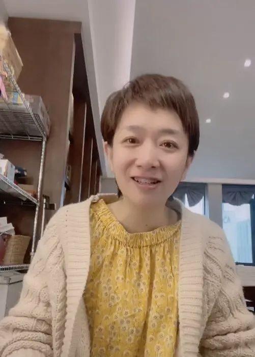 王芳|王芳，一位只穿白衬衫的主持人，却为其他男人下跪求情