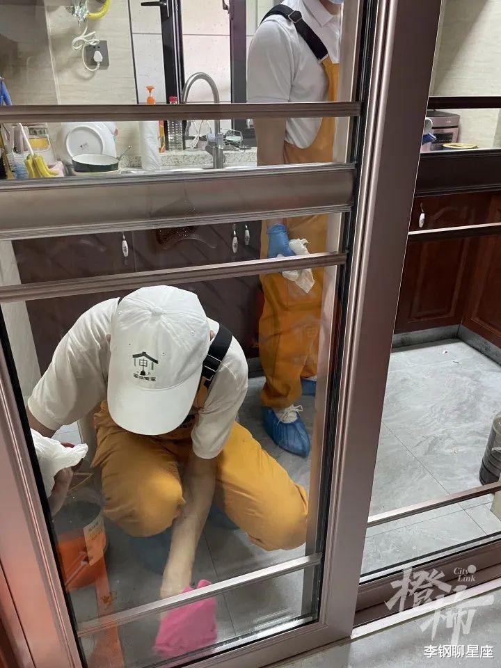 家政|做家务是女生的事？90后双胞胎在杭州成立的家政公司，全员年轻小伙，最贵一单收了6万元
