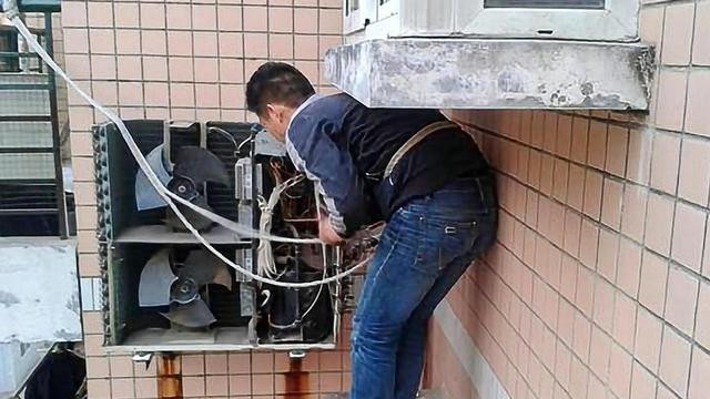 中年妇女出轨00后小伙，被发现后还振振有词：可以和他公开往来了