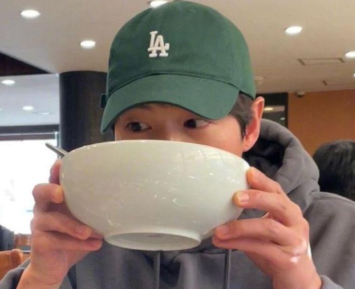 宋仲基|宋仲基晒日常照，绿帽子成焦点，颜值回升新剧正在拍摄中