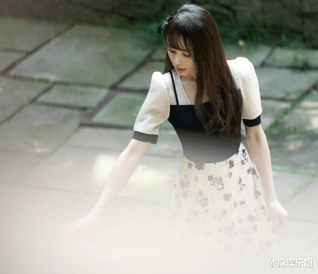 李若彤|56岁李若彤晒近照，空气刘海配清纯着装嫩回18岁，被赞像大学生