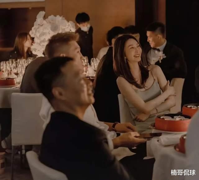 广东男篮|广东队老板娘搭肩杜锋热聊！周鹏与妻子很甜蜜，朱芳雨专心玩手机