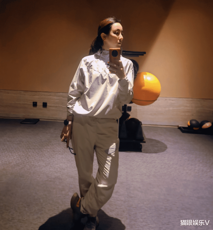 李思思|央视美女主持李思思近照曝光,穿背心浑身是汗,皮肤白皙身材好